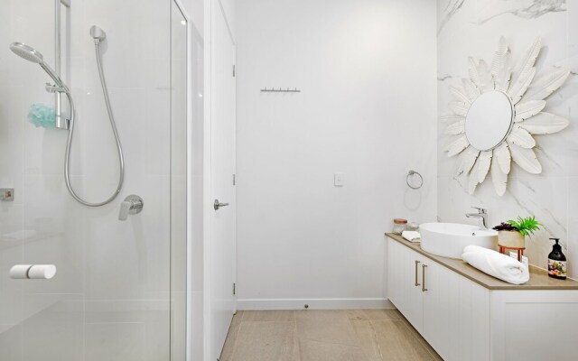 Gold Coast Private Villas - Waterfront Villas