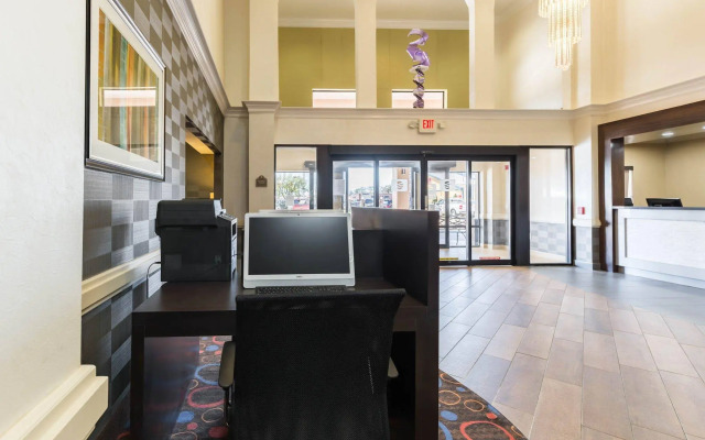 Econo Lodge Inn & Suites East