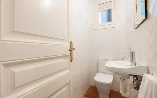 Sunny and Modernist apartment for groups in center