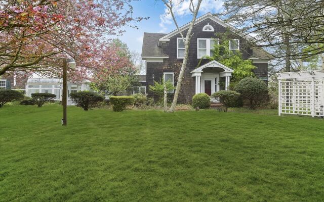 Village Latch Inn Hotel