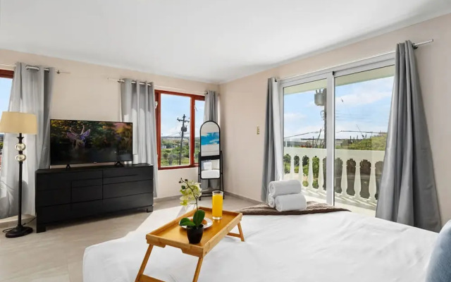 Sleeps 12 Spacious Private Pool Great Location