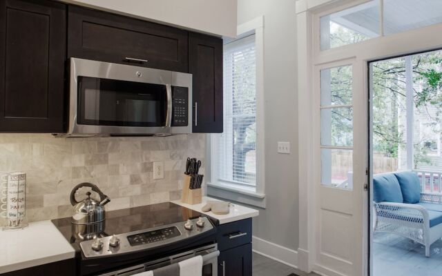 Modern Apartment Near Forsyth