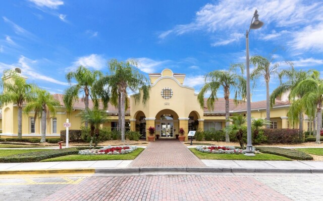 Altavista Lakeview 3 Bedroom Condo by RedAwning