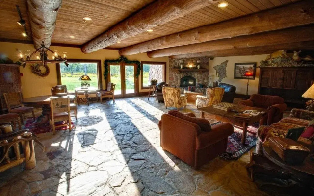 Daniels Summit Lodge