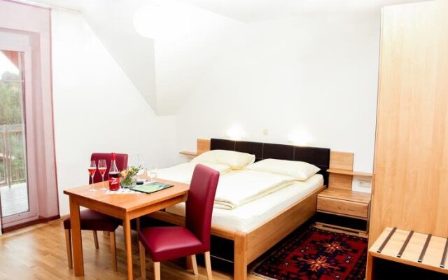 Zirngast Weingut-Buschenschank-Gästezimmer