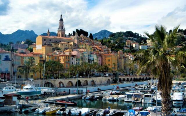 Cozy apartment by the sea