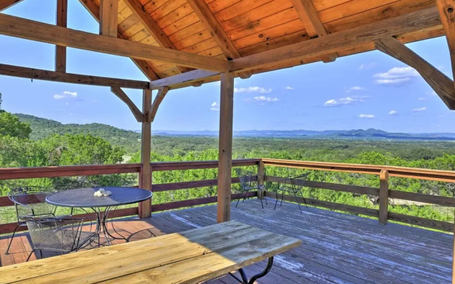 Quiet Utopia Cabin w/ Deck & Mountain Views!