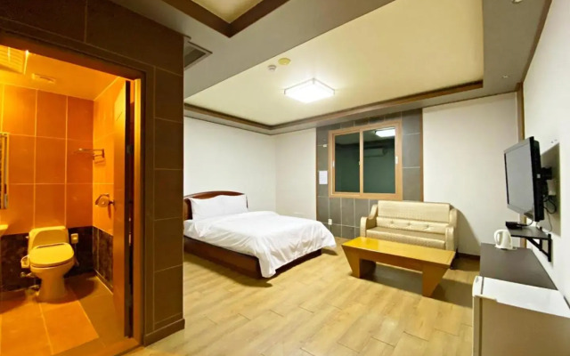 F1 Hotel
