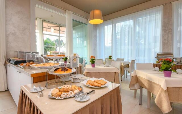 Hi Hotels Sirmione - Lakeview Pool