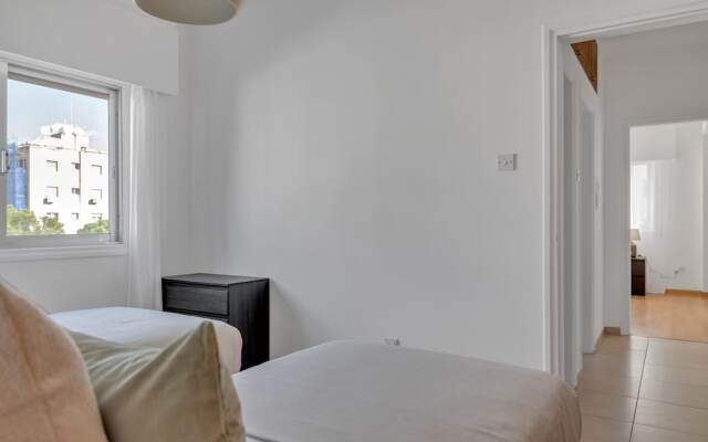 Phaedrus Living: Romanou Modern City Center Flat
