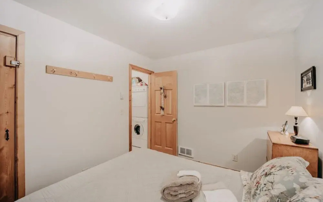32mbr - Bbq - Pets Ok - Wood Stove - Sleeps 7 3 Bedroom Home by RedAwning