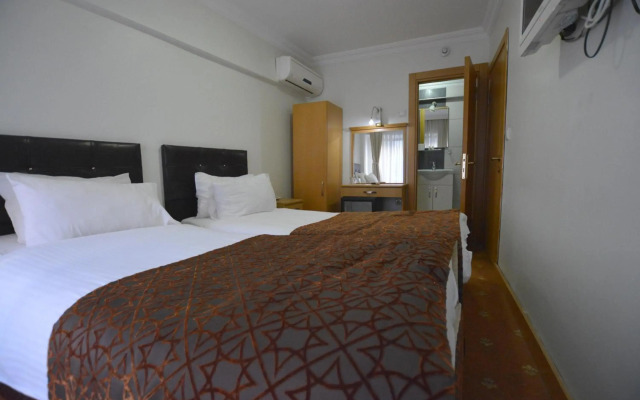 Palace Point Hotel