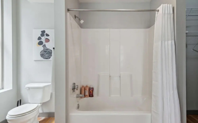 Spacious 2BR Downtown Retreat