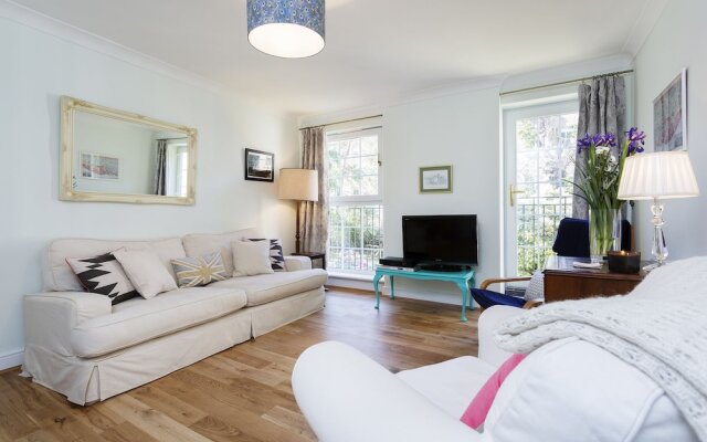 Veeve - 3 bed flat with parking, Walford Road, Stoke Newington