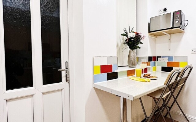 Impeccable 4-bed House in Manchester