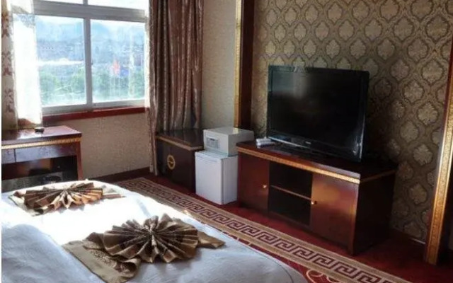 Shangri-La Zhenglong Holiday Hotel