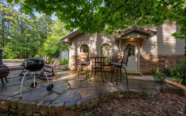 Rose Lane Cottage Studio With Game Room and Private Hot Tub by Redawning