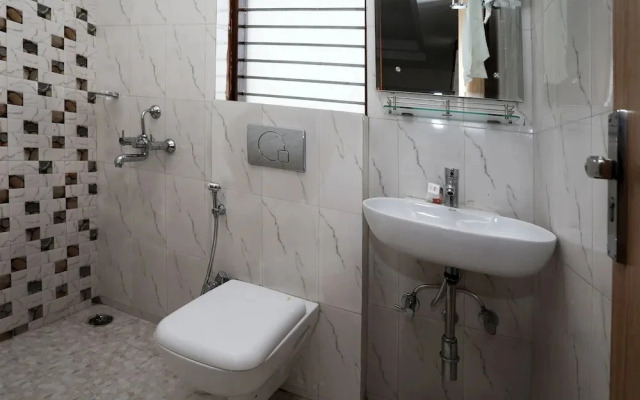 Oyo 9380 Near Artemis Hospital