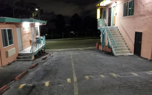 Travis Lodge Motel 16