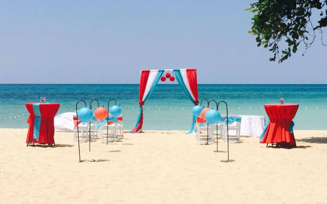 Coral Seas Beach Resort