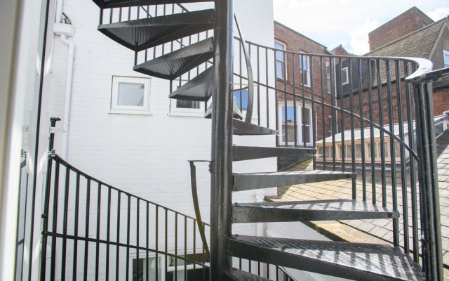 Superb 2 Bedroom Family Apartment King Size bed Ensuite Shower and Toiletries in Central Lincoln