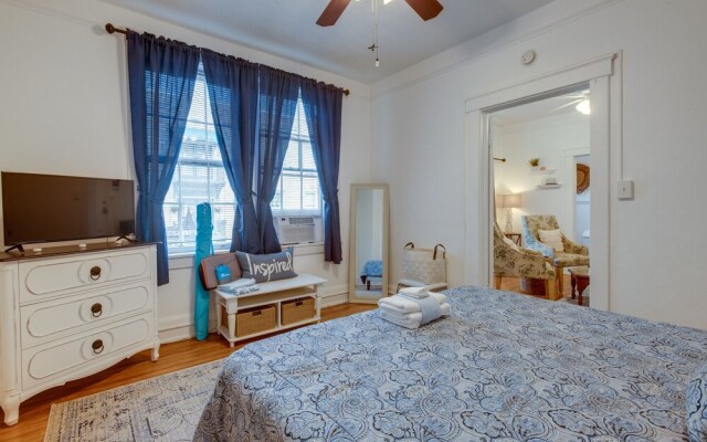 Walkable Savannah Escape in Historic District!
