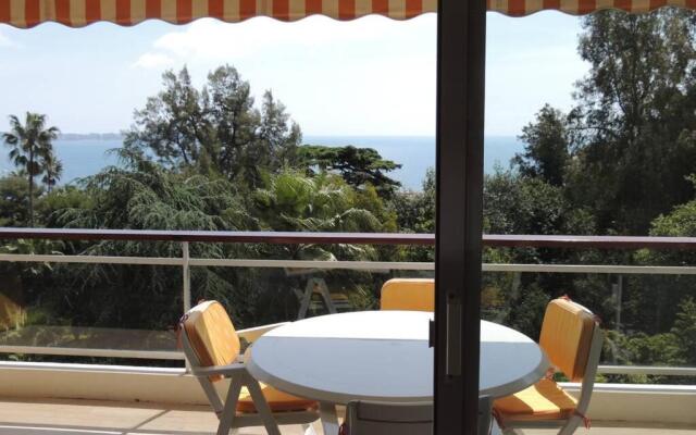 STUDIO STANDING VUE MER 2 PERS. 5 min.CANNES