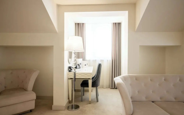 Tresor Le Palais Timisoara, Curio Collection By Hilton