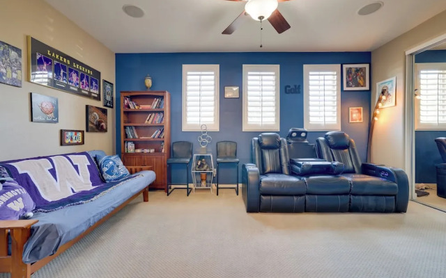 Putting Green & Hot Tub: Goodyear Retreat!