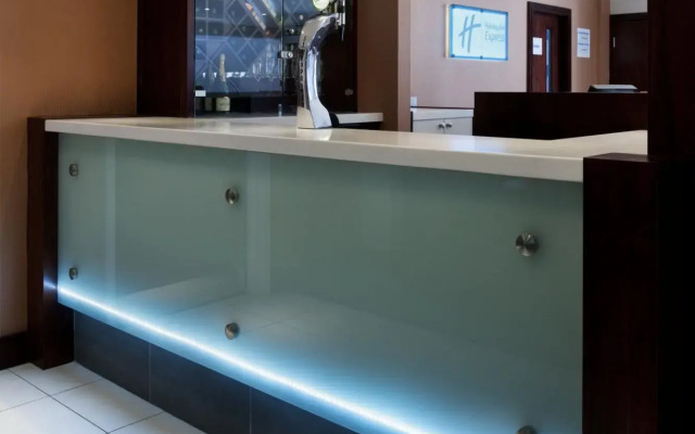 Hol Inn Express East