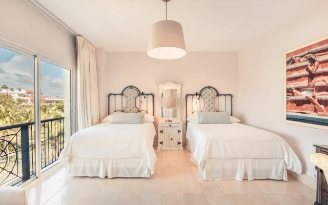 Open and Bright Beachfront Apt at Aquamarina F34