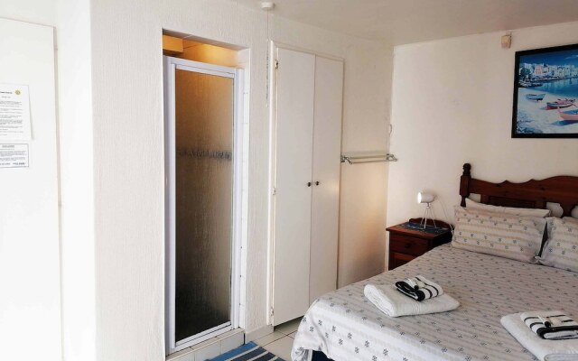 Boathouse Bed and Biscuit - Lower Deck