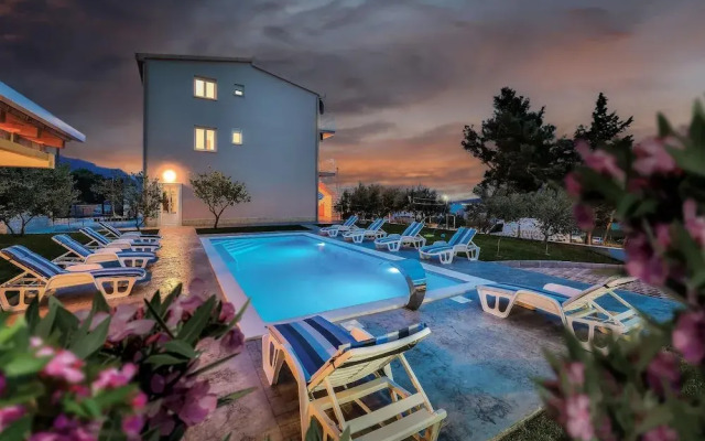 Nice Home in Kastel Kambelovac With Wifi and 4 Bedrooms