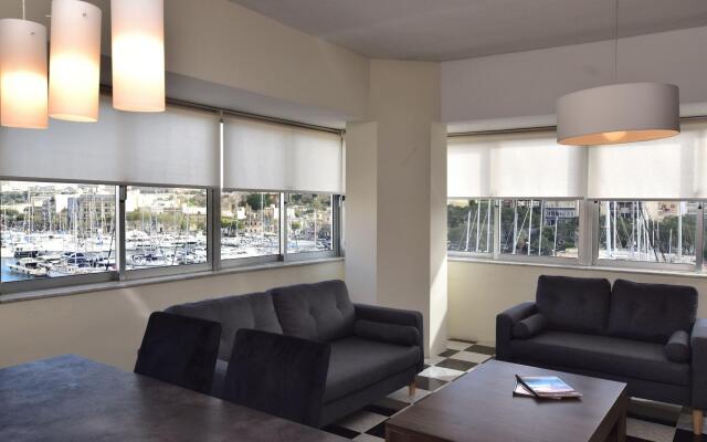 2 Bedroom, Bright & Central Top Floor Apartment - 5