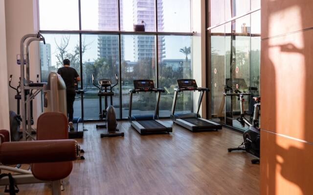 Sea-side 4 BR Apt with Gym