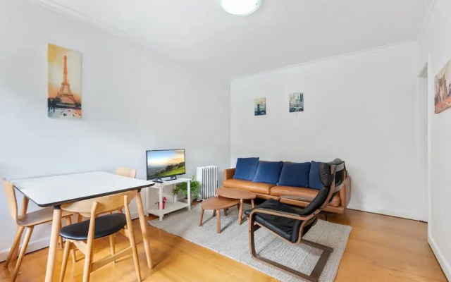 Comfy One-bedroom Unit Between City and Airport