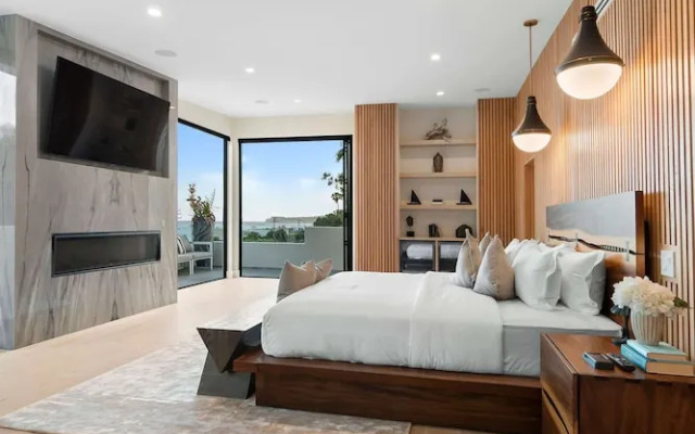 Sea Vista - Central Malibu Villa w/ Pool, Spa, & Ocean Views