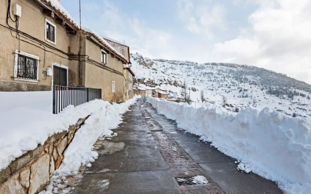 Ravishing House Boat in Gúdar with Fireplace