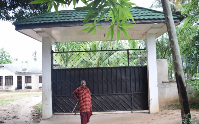 Dar es Salaam-sleeps8-parking-garden-pet Friendly