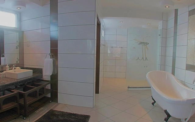 Cowrie Shell Beach Apartments