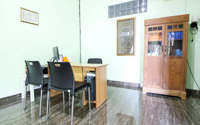 RedDoorz Plus near Taman Sari