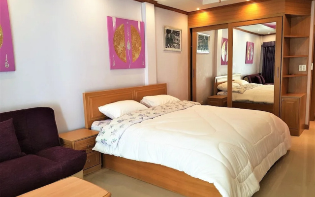Spacious 3rd Floor Studio at Baan Suan Lalana