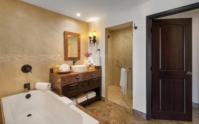 Room in Holiday House - Hacienda Encantada-king Or Queen Beds-kitchenette!