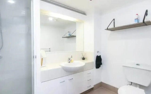 Modern 2 Bedroom River View Apartment in Docklands