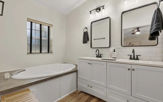 The Oak Hideaway Pet Friendly 3bd!