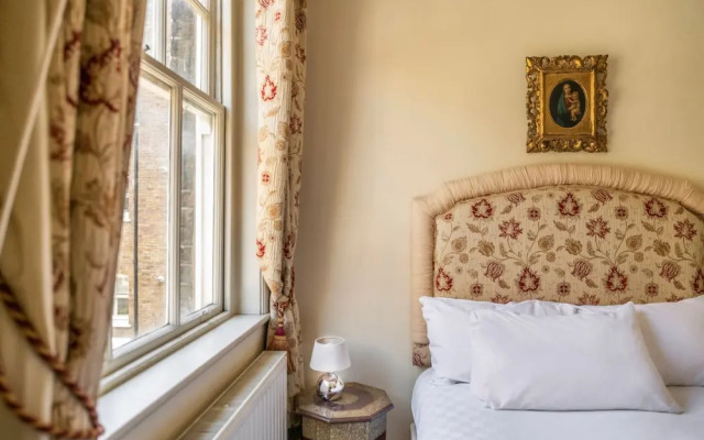 The Grand Old Boy - Marylebone - by Frankie Says