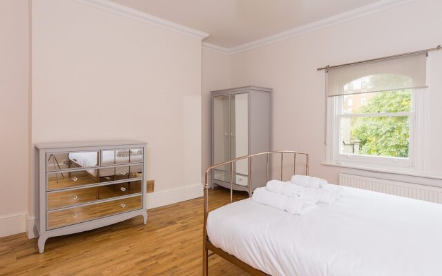 A Bright &Spacious 2 Bed Apt in West Kensington