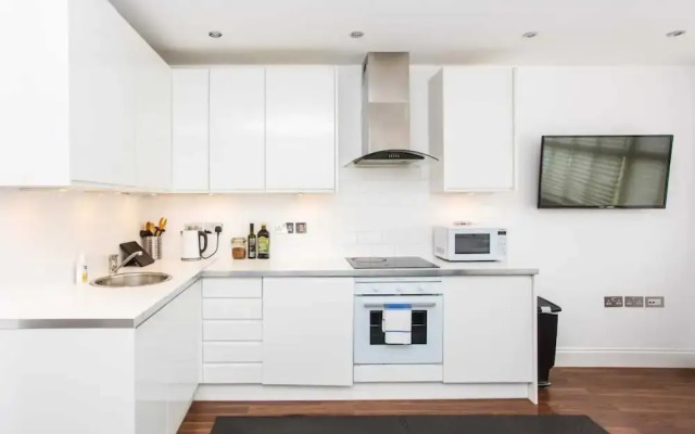 Energised Apartment With Gym in Brent Park