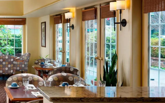 Royal Scot Hotel & Suites