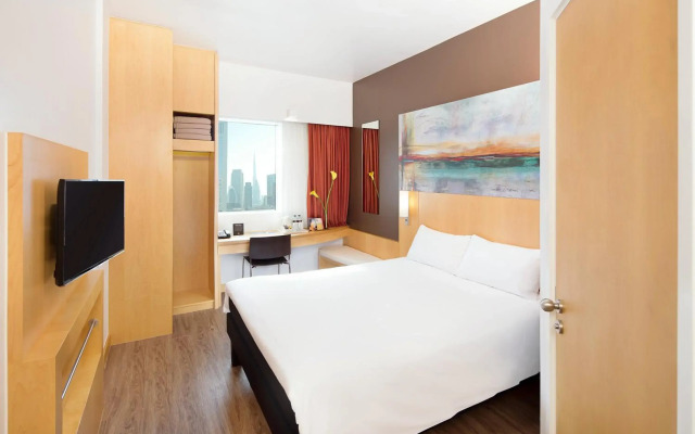 Отель ibis One Central Hotel